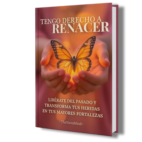 Mujer sosteniendo el libro Tengo Derecho a Renacer